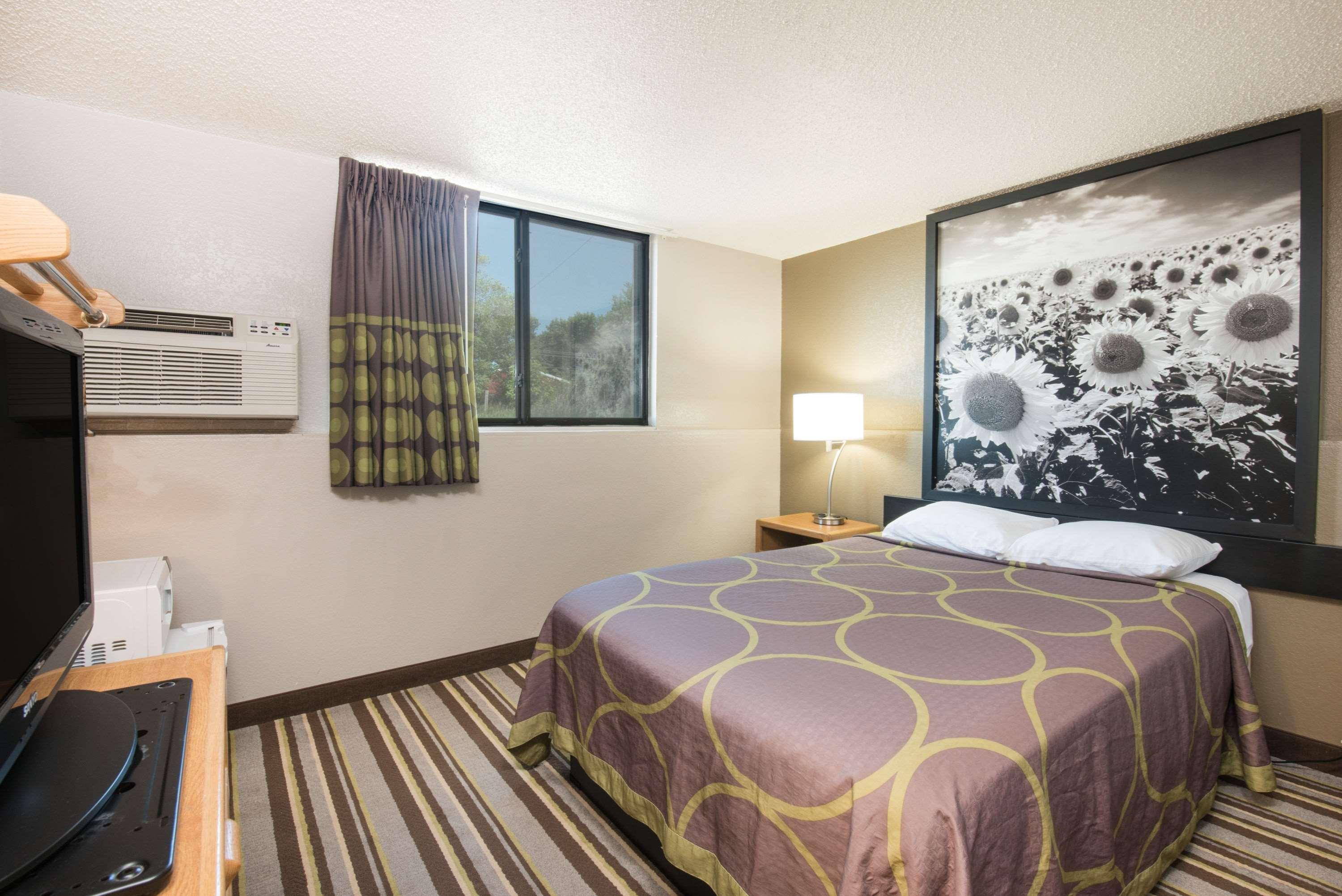 Super 8 By Wyndham Jamestown Exterior foto